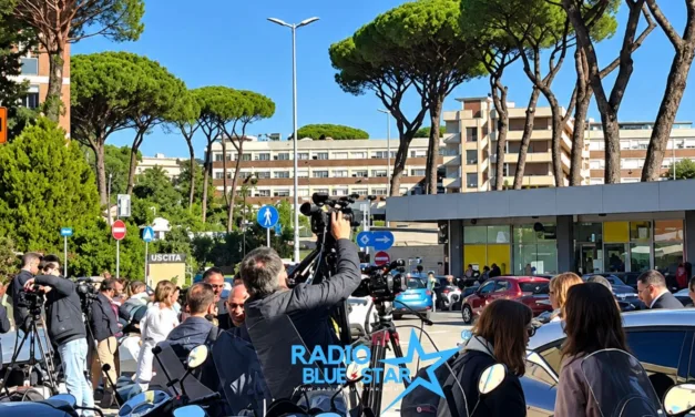 Papa Leone XIV al Gemelli, un’ondata di applausi e grida